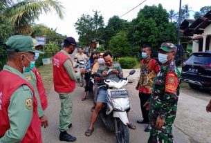 Serka Amin Kudsi bersama Bhabinkamtibmas menghimbau warga mematuhi Prokes