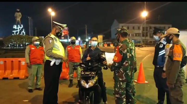 Sertu Marie Untung bersama Satgas Covid melakukan penyekatan