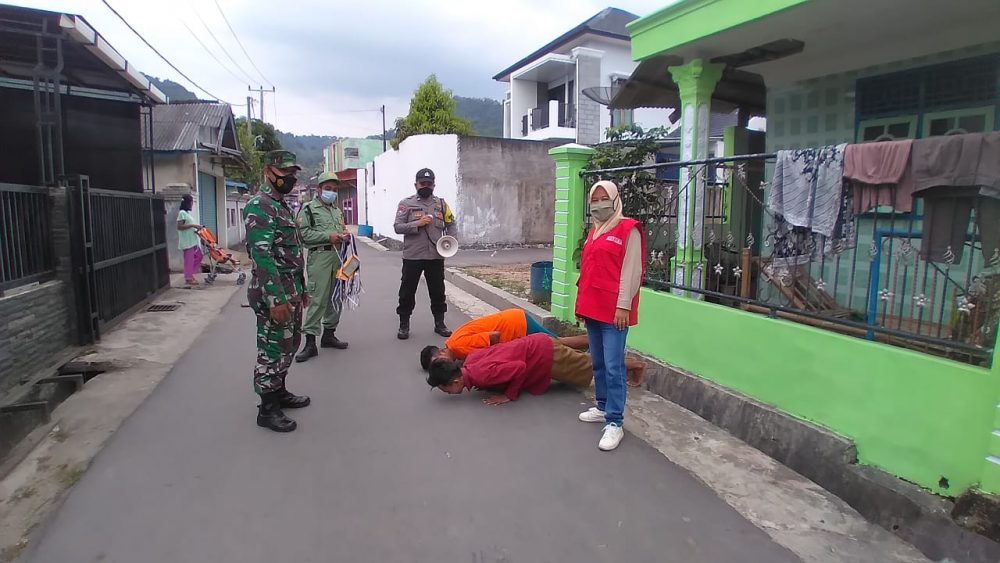 Satgas Covid Way Tataan melakukan Patroli