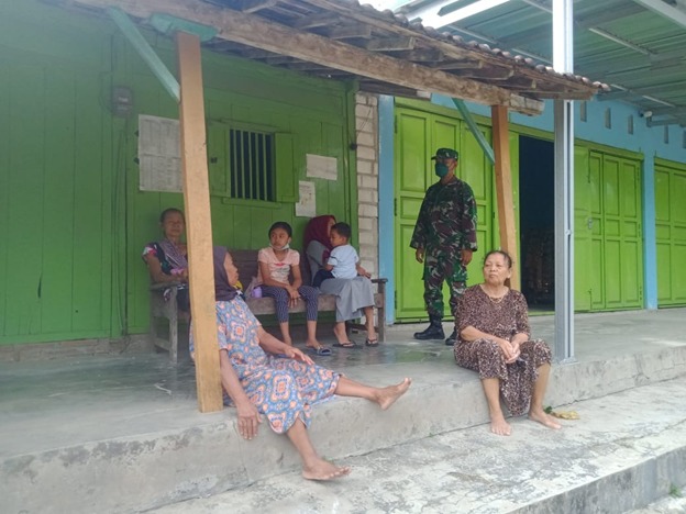 Satgas TMMD Jalin Keakraban Dengan Warga Desa Lewat Komsos