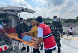 Sejumlah personel Kodim 0410 bantu evakuasi korban kecelakaan