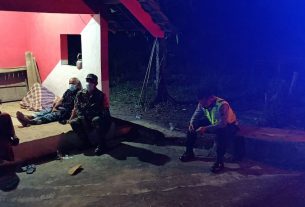 Tegakkan Peraturan PPKM Darurat, TNI-Polri Kecamatan Nguntoronadi Sambangi Warga