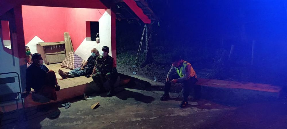 Tegakkan Peraturan PPKM Darurat, TNI-Polri Kecamatan Nguntoronadi Sambangi Warga