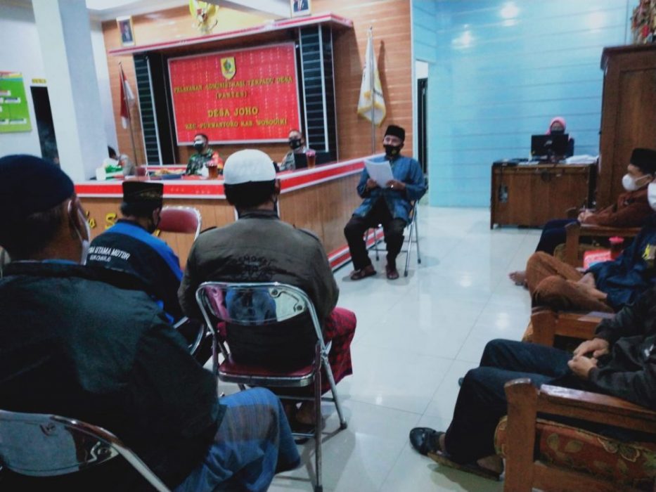 Babinsa Dan Pemerintah Desa Joho Sosialisasikan SE Menteri Agama Kepada Para Takmir Masjid