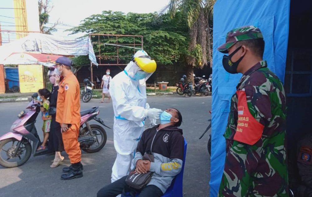 Serda Romzi Bersama Satgas melakukan penyekatan