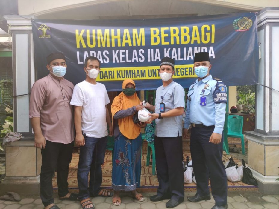 Kumham Berbagi, Lapas Kalianda Bagikan Ratusan Paket Sembako, Daging dan Vitamin