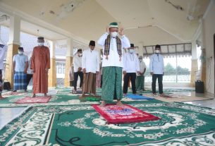 M Dawam Melaksanakan Sholat Idul Adha 1442 H di Rumah Dinas Bupati