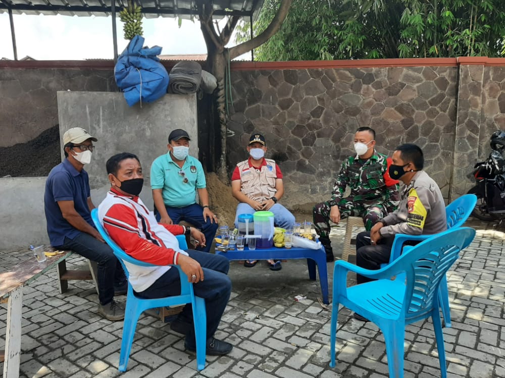 Sertu Andriansah bersama Bhabinkamtibmas melakukan kegiatan Komunikasi sosial