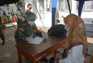 Vaksinasi TNI Polri Sasar 400 Santri Ponpes Al Huda Doglo
