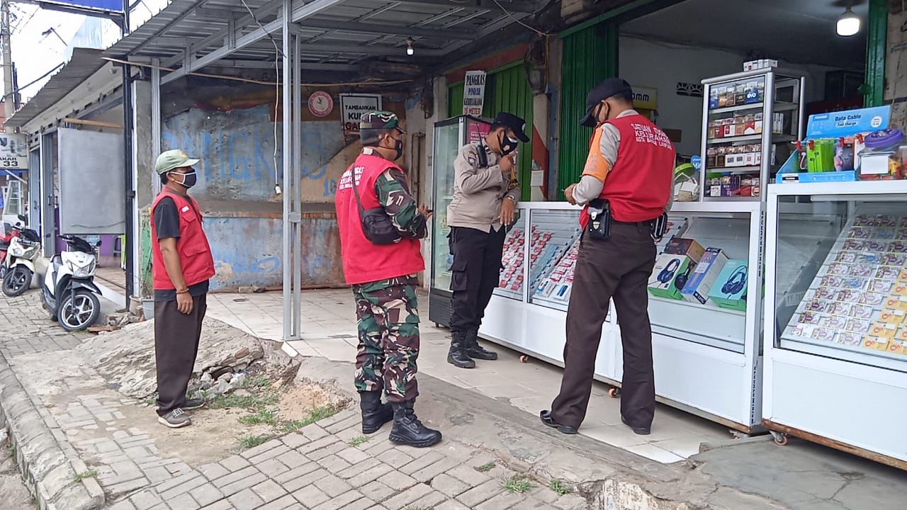 Sertu Septianto bersama Lurah Melaksanakan kegiatan Patroli