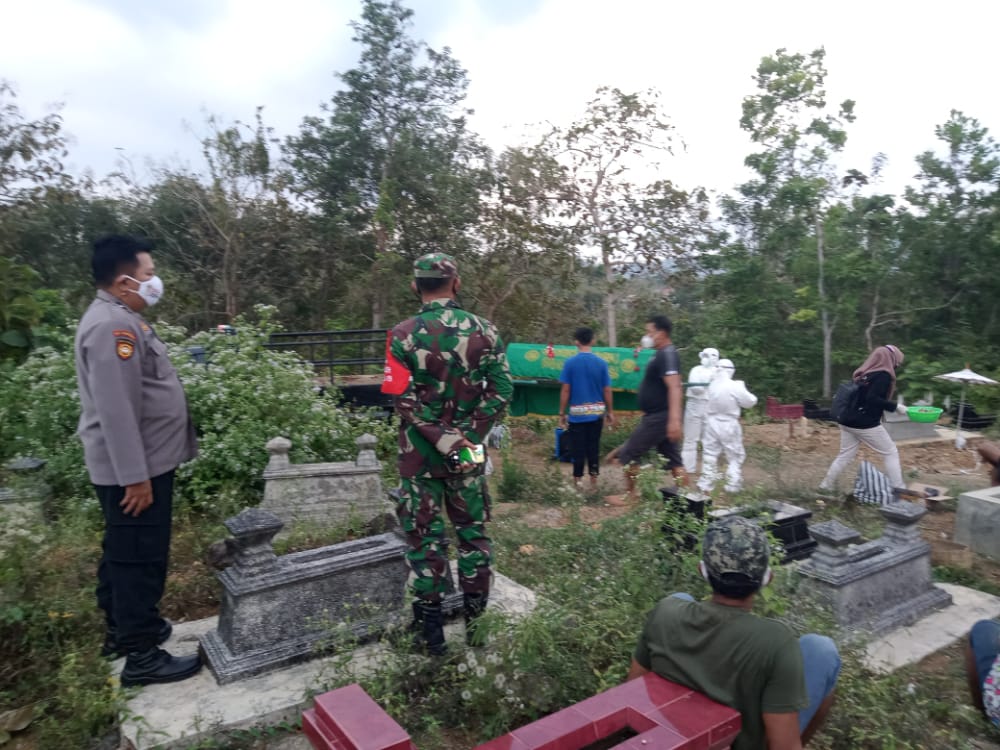 Warga Meninggal Karena Covid-19, Anggota Koramil 24/Puhpelem Kawal Proses Pemakamannya