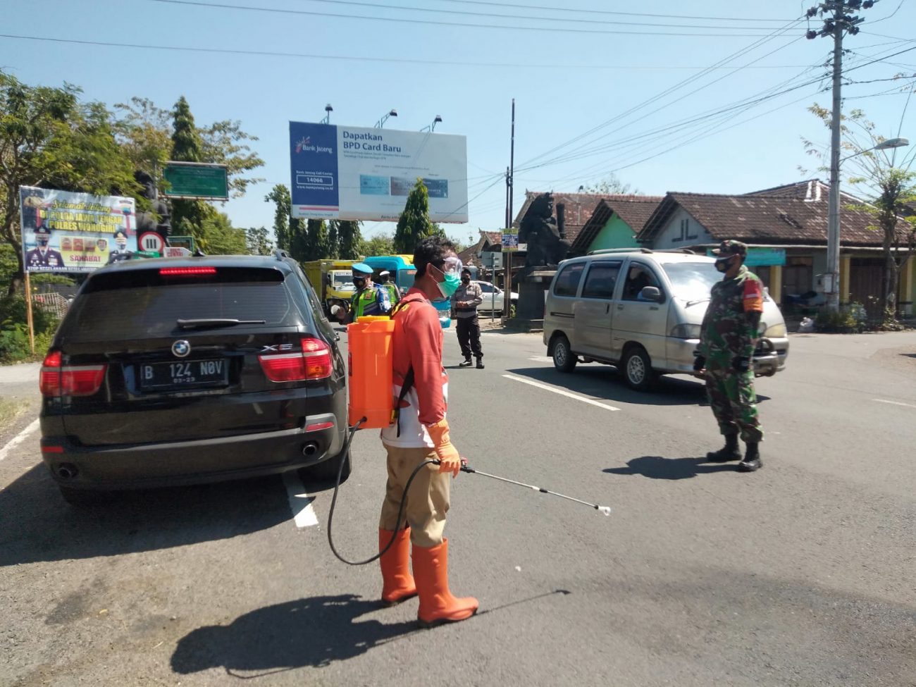 Personil Gabungan TNI-Polri Gelar Penyekatan Di Perbatasan Jateng-Jatim