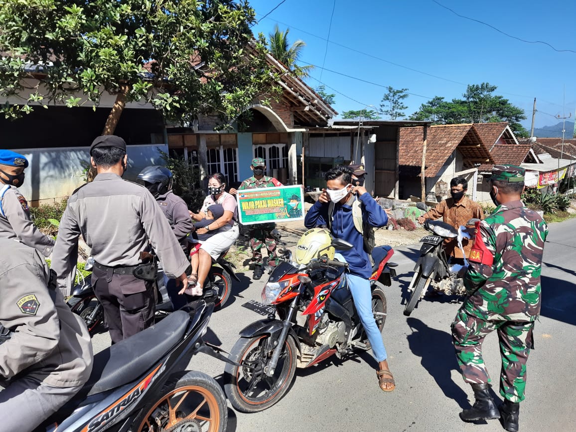 Danramil 23/Karangtengah : Setiap Orang Mempunyai Peran Menghadapi Pandemi Dengan Disiplin Menerapkan Protkes