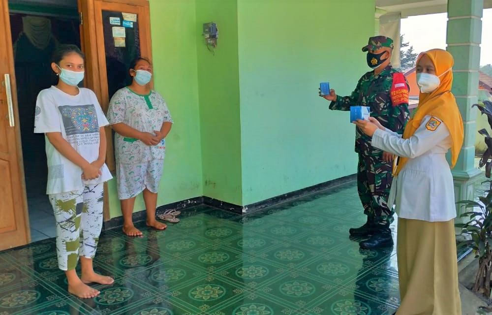 Peduli Kesehatan Warga Yang Sedang Isoman, Babinsa Bersama Bidan Distribusikan Obat Dan Vitamin