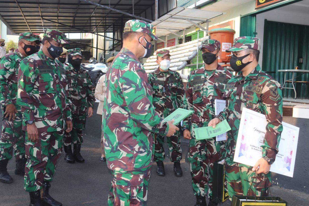 Kolonel Inf Romas Herlandes memimpin acara Korp raport pindah satuan