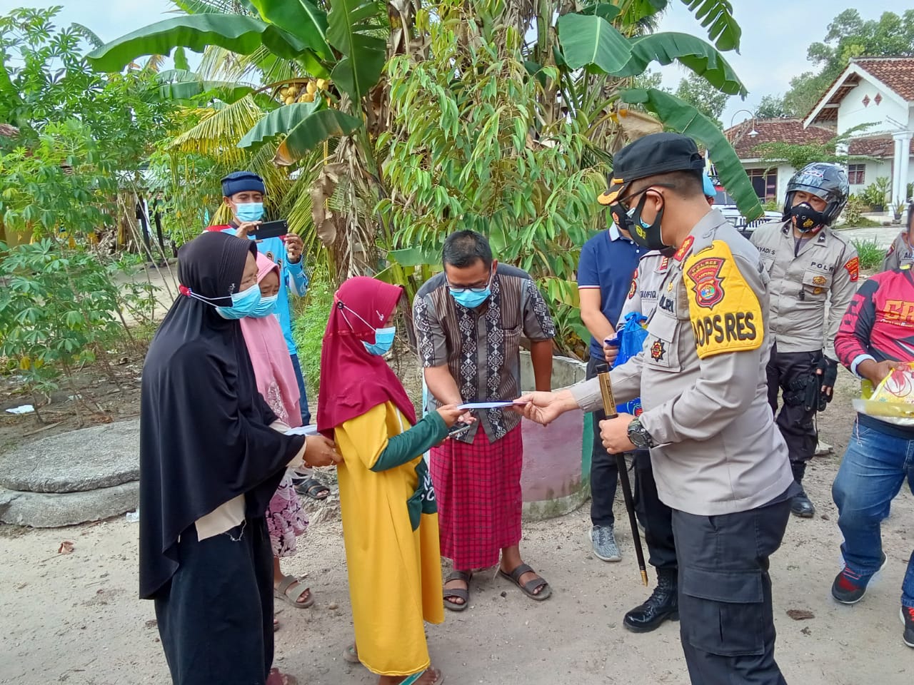 Polres Tubaba dan Komunitas Trail Ganas Bagikan Bansos