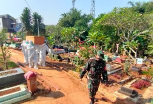 Sertu Septianto monitoring Pemakaman Jenazah oleh tim evakuasi