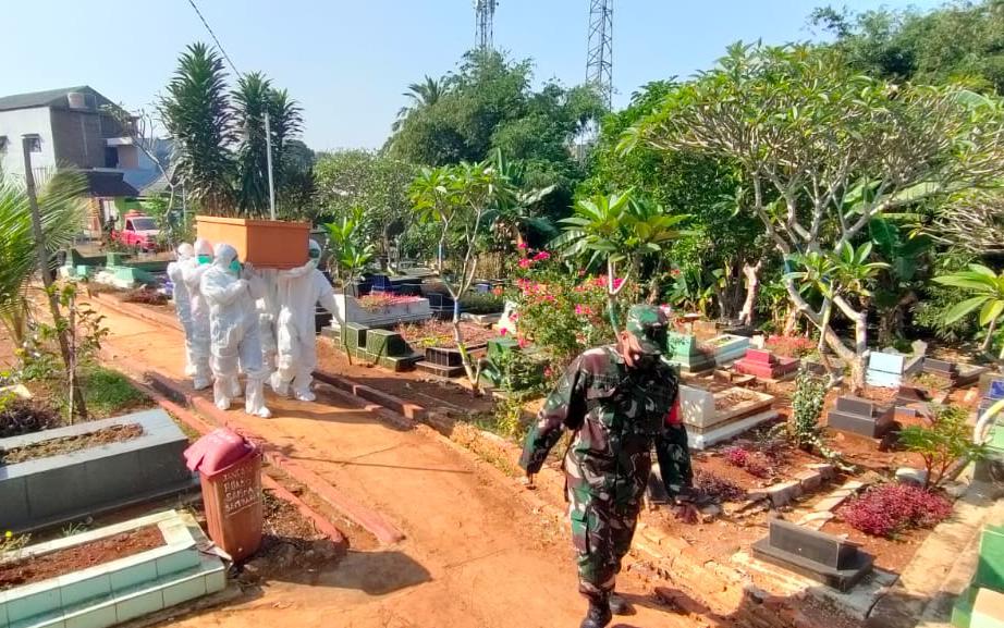 Sertu Septianto monitoring Pemakaman Jenazah oleh tim evakuasi