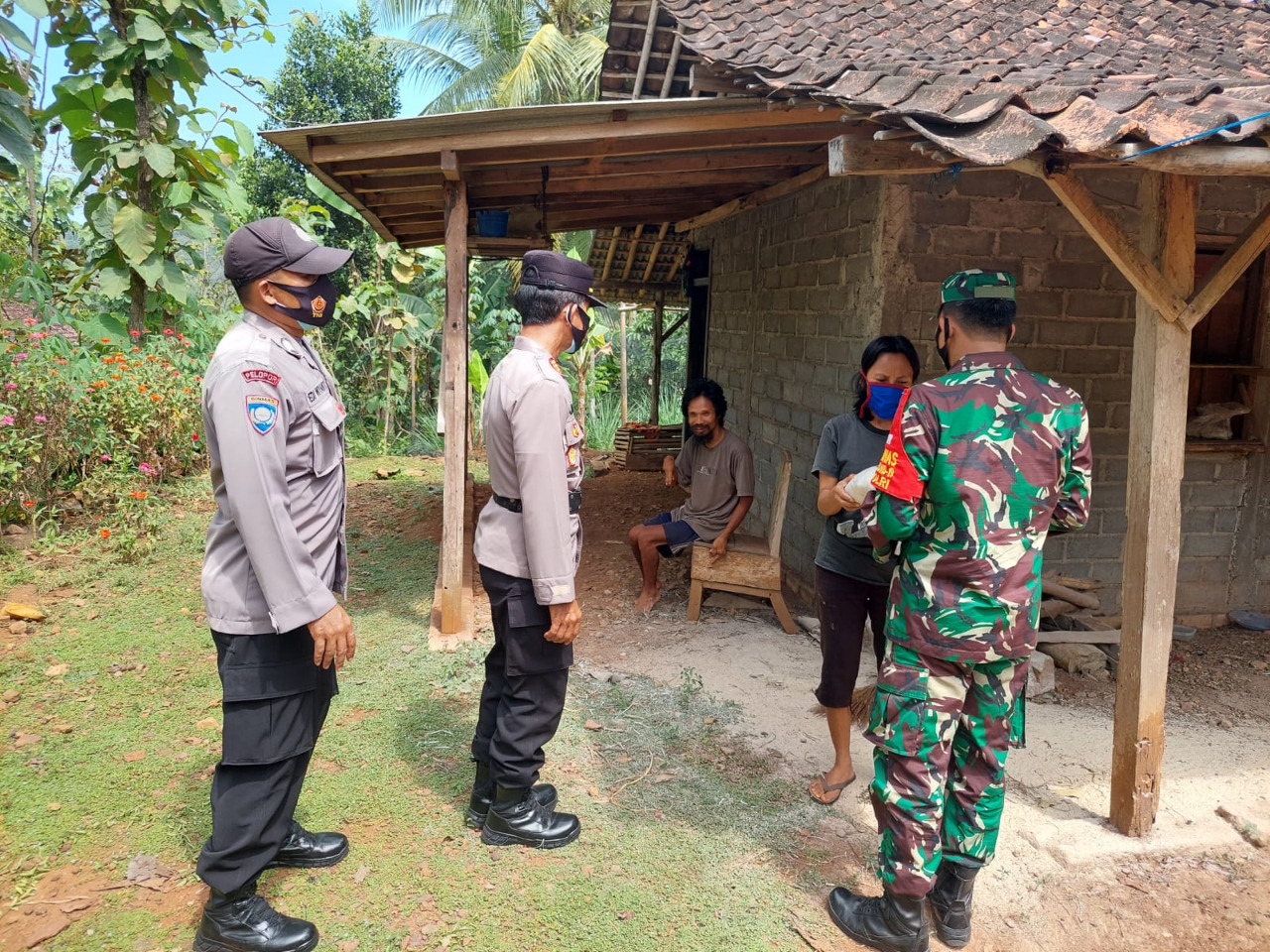 Peduli Kesehatan Warga, TNI Polri Bagikan Masker Dan Sembako Untuk Warga