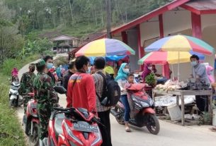 Selain Himbauan Mematuhi Prokes, Petugas Gabungan Juga Bagikan Masker Ke Warga