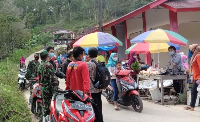 Selain Himbauan Mematuhi Prokes, Petugas Gabungan Juga Bagikan Masker Ke Warga