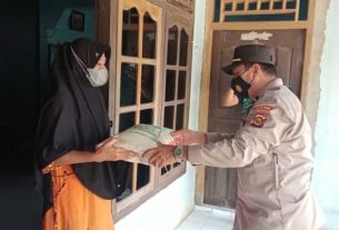 Polsek Plakat Tinggi Giat Berikan Bansos Pada Warga ISOMAN