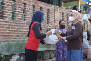 Jum’at Barokah di Mahan Agung, Ibu Riana Sari Arinal Bagikan Sembako kepada Masyarakat Terdampak Covid-19 (Photo:Adpim)