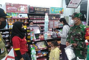 Babinsa Ingatkan Pengelola Tertibkan Bila Ada Antrian