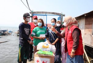 Riana Sari Arinal Bagikan Bantuan kepada Korban Bencana Ombak Pasang di Kelurahan Kangkung, Kecamatan Bumi Waras, Bandarlampung