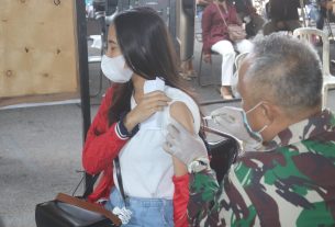 Ratusan masyarakat Bandar Lampung melaksanakan Vaksinasi