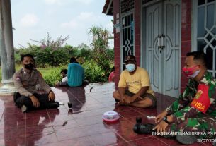 Rumah Warga Desa Restu Rahayu Di Sambangi TNI-Polri