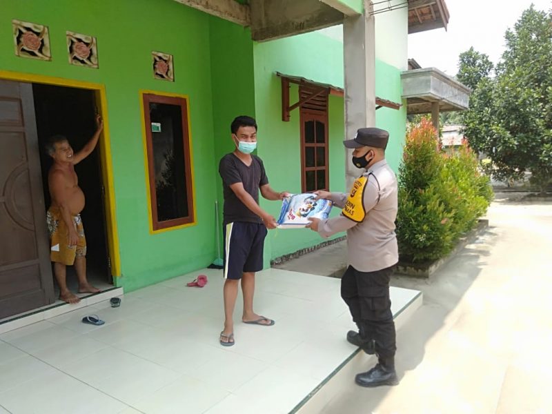 Polsek Keluang Giat Bagikan Bantuan Sosial Kepada Keluarga ISOMAN