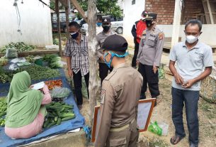 Anggota Polsek Keluang Pantau Posko Terpadu PPKM Level IV