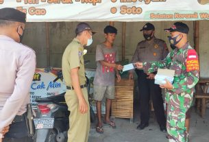 Aparat Gabungan Bendosari Berikan Himbauan Prokes secara Persuasif