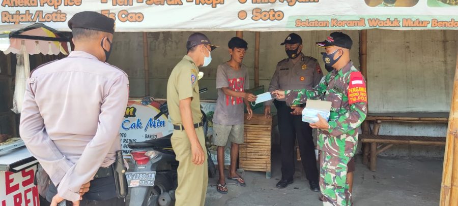 Aparat Gabungan Bendosari Berikan Himbauan Prokes secara Persuasif