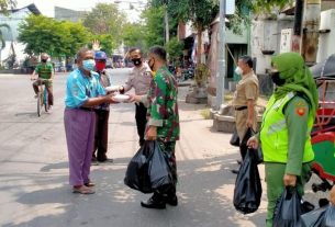 Babinsa Bersama Bhabinkamtibmas Bagikan Nasi Kotak Kepada Warga