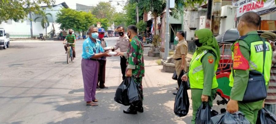 Babinsa Bersama Bhabinkamtibmas Bagikan Nasi Kotak Kepada Warga