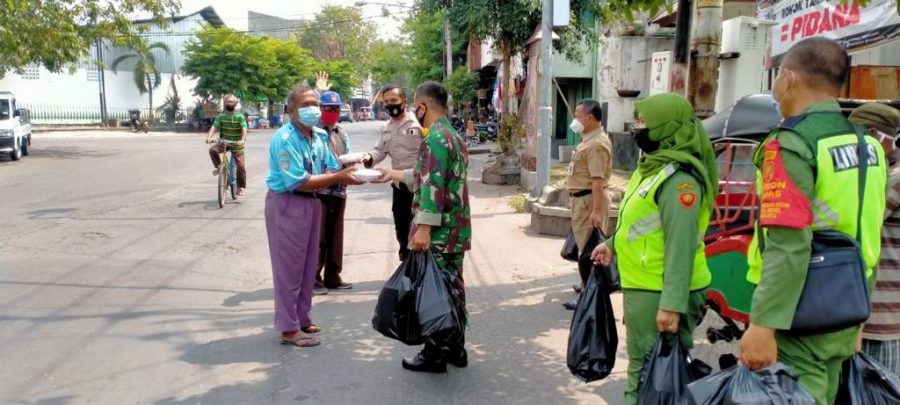 Babinsa Bersama Bhabinkamtibmas Bagikan Nasi Kotak Kepada Warga