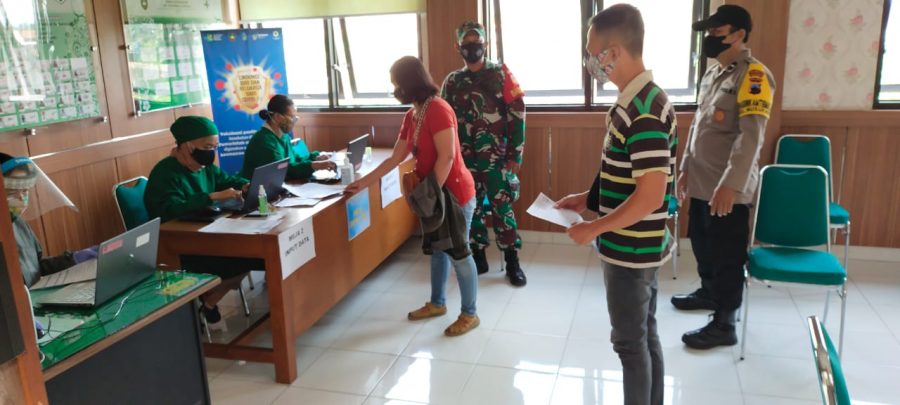 Kompak..!! Babinsa Dan Bhabinkamtibmas Nusukan Laksanakan Pemantauan Vaksinasi Covid-19