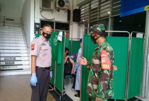 Babinsa Keprabon Pantau Vaksinasi Dosis Kedua di Balai Muhammadiyah Surakarta