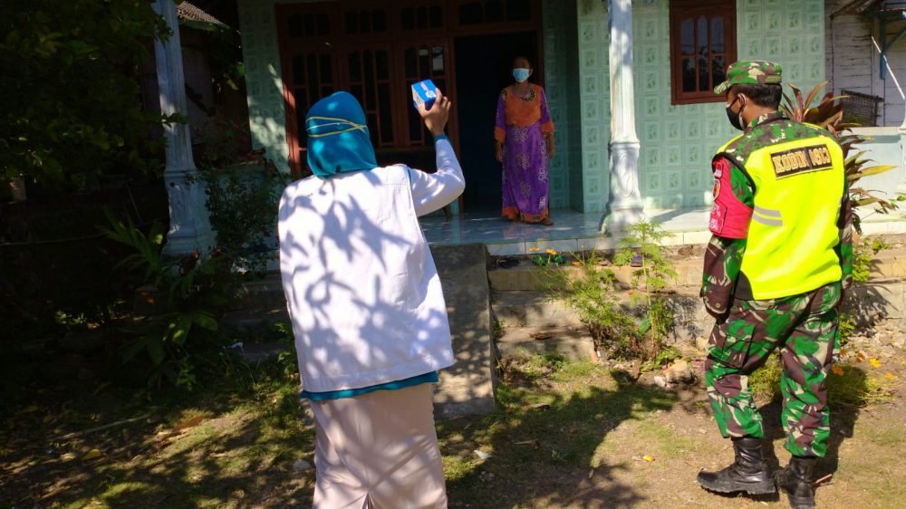 Babinsa Kodim Bojonegoro Distribusikan Obat dan Vitamin kepada Warga Isoman