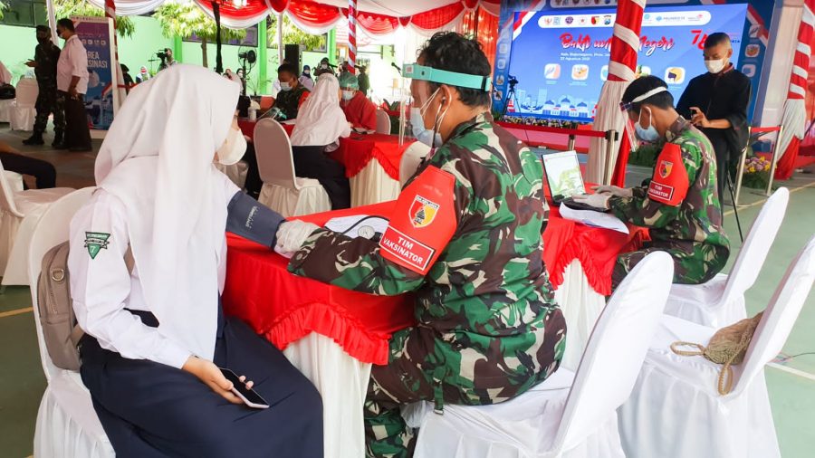Babinsa Kodim Bojonegoro Lakukan Pendampingan Vaksinasi Serentak di 36 Puskesmas