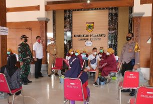 Babinsa Koramil 11 Polokarto Bantu jalannya Vaksinasi di Kantor Kecamatan Polokarto