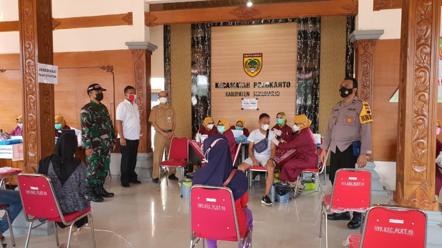 Babinsa Koramil 11 Polokarto Bantu jalannya Vaksinasi di Kantor Kecamatan Polokarto