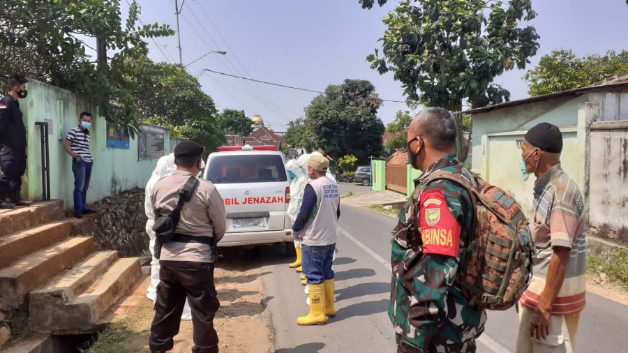 Serda Buyung bersama Bhabinkamtibmas monitoring pemakaman