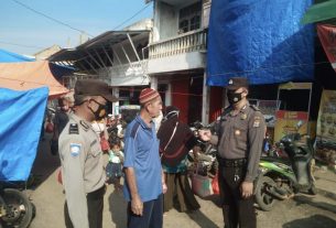 Bhabinkamtibmas Polsek Banjit Himbau Warga Patuhi Prokes di Pasar