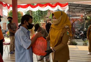 Bupati Tanggamus Kembali Berikan Bantuan Kepada Petugas Kebersihan di Dua Kecamatan