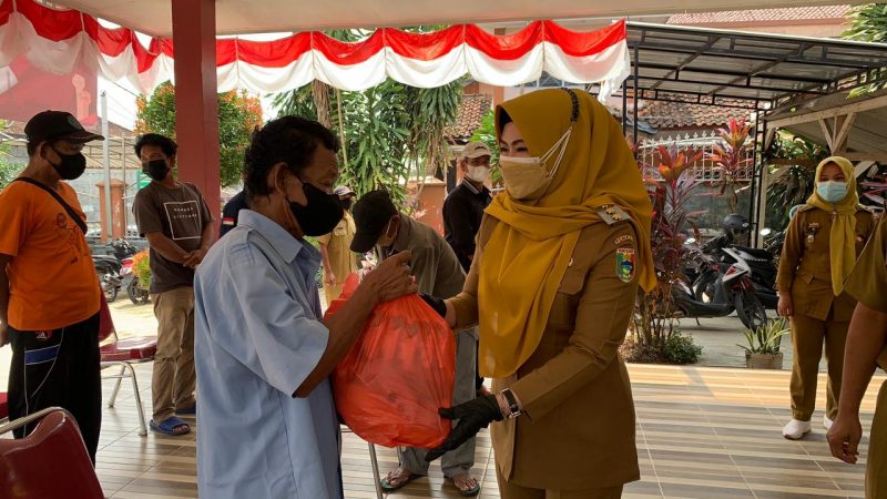 Bupati Tanggamus Kembali Berikan Bantuan Kepada Petugas Kebersihan di Dua Kecamatan