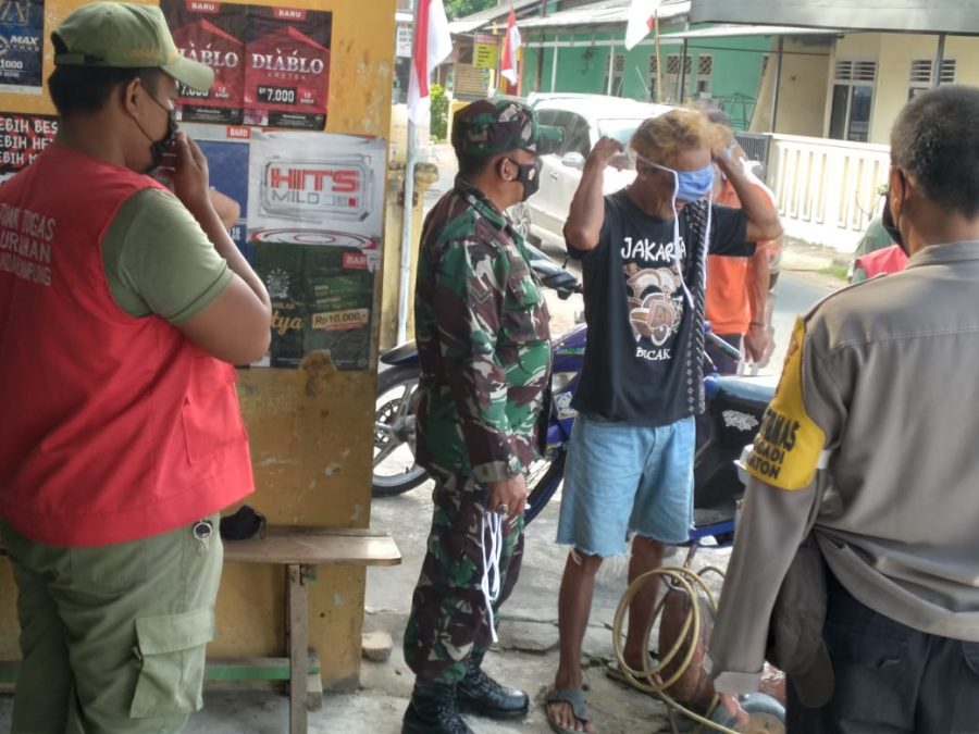 Serda Guratno bersama Bhabinkamtibmas membagikan masker gratis