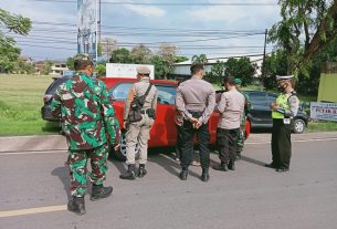 Mobilitas pengguna jalan Koramil 410-01 melakukan penyekatan kendaraan